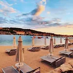 Luxury Poolside Oasis Split 公寓 特罗吉尔