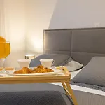 Luxury Poolside Oasis Split 公寓