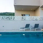 Luxury Poolside Oasis Split 公寓 特罗吉尔