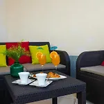 Luxury Poolside Oasis Split 公寓