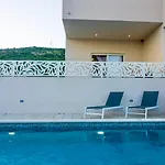 Luxury Poolside Oasis Split * 特罗吉尔