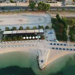 Luxury Poolside Oasis Split 公寓