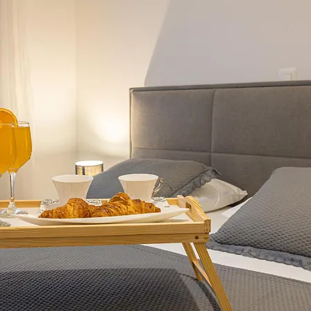 Luxury Poolside Oasis Split Apartment