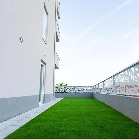 Luxury Poolside Oasis Split 公寓 *