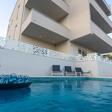 Luxury Poolside Oasis Split *