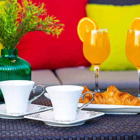 Apartment Luxury Poolside Oasis Split