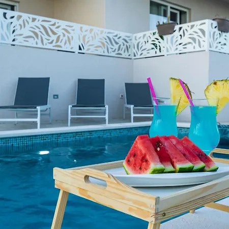 公寓 Luxury Poolside Oasis Split