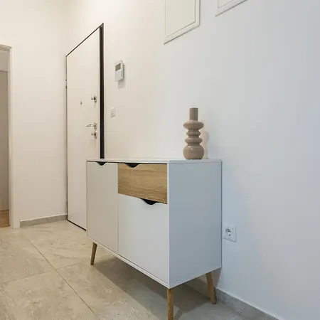 Luxury Poolside Oasis Split