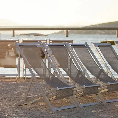 Luxury Poolside Oasis Split Apartment *