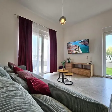 Luxury Poolside Oasis Split *