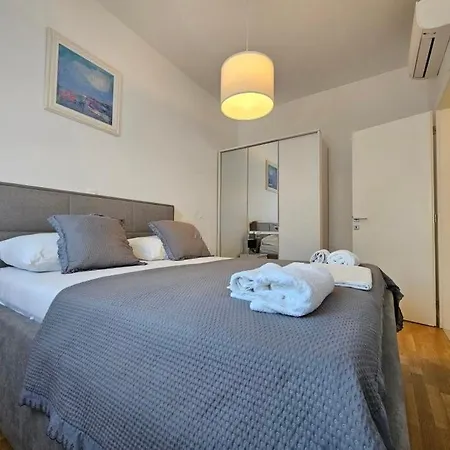 Luxury Poolside Oasis Split Apartment *