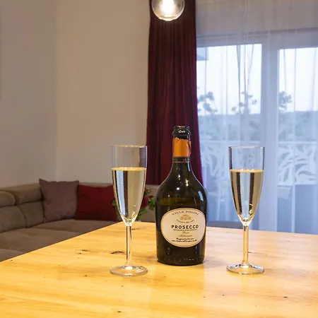 Luxury Poolside Oasis Split Apartman