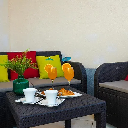 Luxury Poolside Oasis Split Apartman