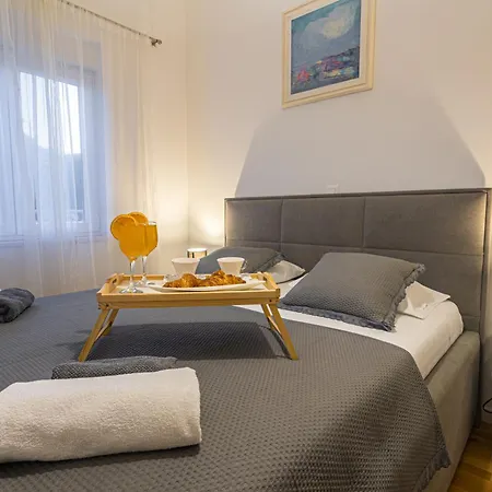 Luxury Poolside Oasis Split Apartman *