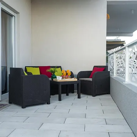 Luxury Poolside Oasis Split