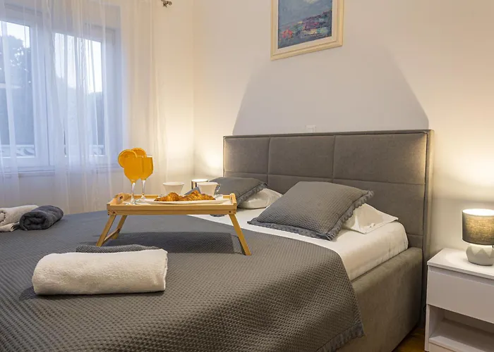 Appartement Luxury Poolside Oasis Split