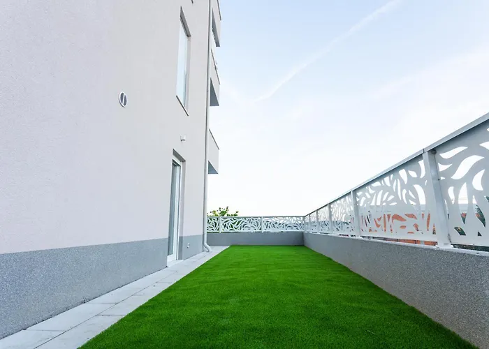 Luxury Poolside Oasis Split Appartement *