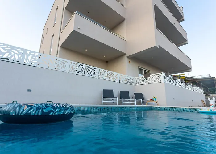 Luxury Poolside Oasis Split *