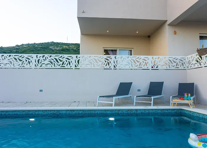 Luxury Poolside Oasis Split Appartement Trogir