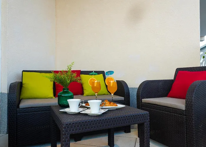 Luxury Poolside Oasis Split *