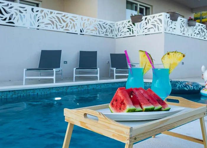 Appartement Luxury Poolside Oasis Split