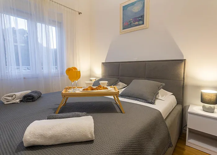 Luxury Poolside Oasis Split Appartement *