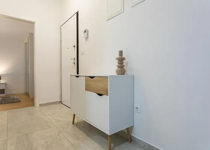 Luxury Poolside Oasis Split