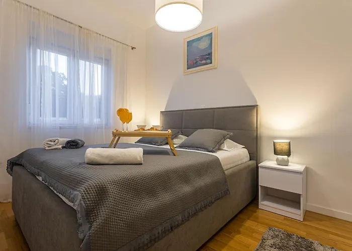 Luxury Poolside Oasis Split Appartement Trogir