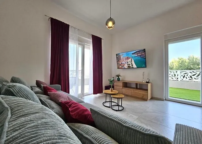 Luxury Poolside Oasis Split *