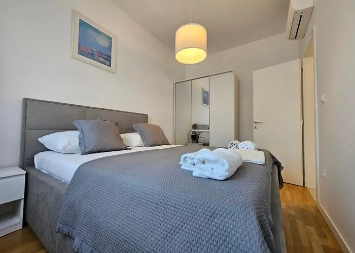 Luxury Poolside Oasis Split Appartement *